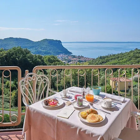 Ξενοδοχείο με διαμερίσματα Madrigale 4*
